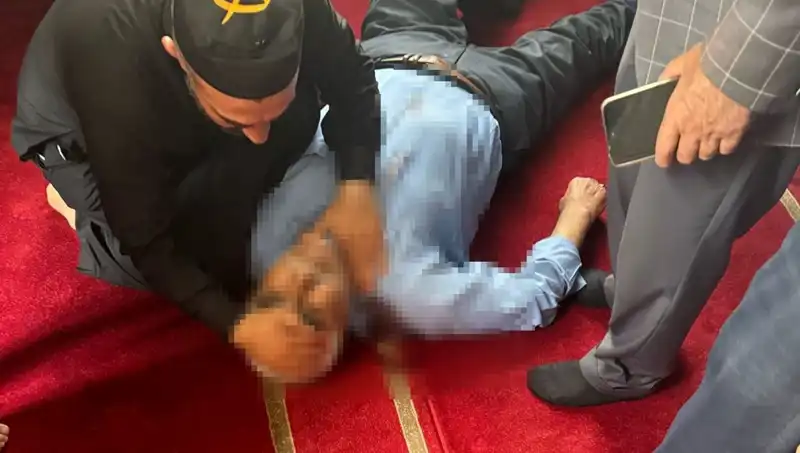 Camide Namaz Kılan Kişiye Saldırı: Bıçaklı Saldırgan Oradaydı!