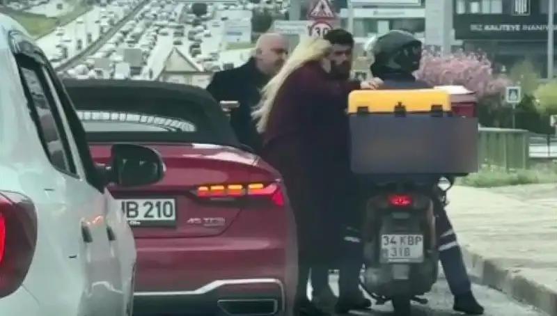 D-100'de Dehşet Anları: Motokuryeye Silah Çeken Sürücü Olay Yeri Terk Etti