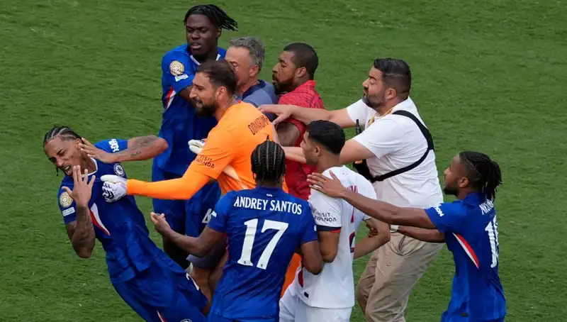 Dev Finalde Beklenmedik Kavga: Teknik Direktörden Futbolcuya Yumruk!