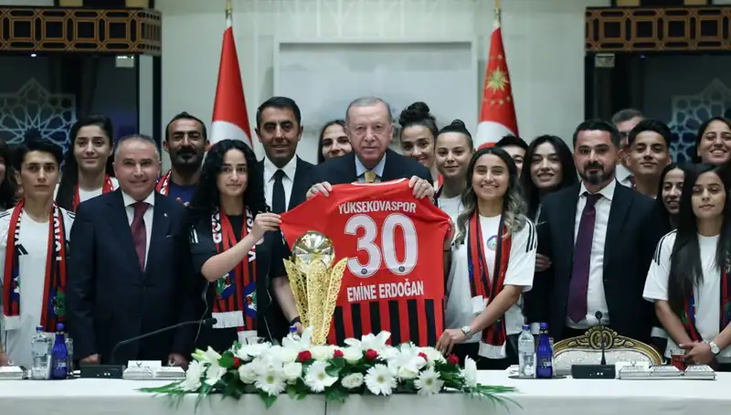 Cumhurbaşkanı Erdoğan, Yüksekovaspor Kadın Futbol Takımı ile Buluştu