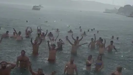 İstanbul Bebek'te Yağmura Rağmen Denize Girenlerin Renkli Anları