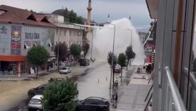 Su Hattı Patladı, Şehirde Suyla Dolu Anlar Yaşandı