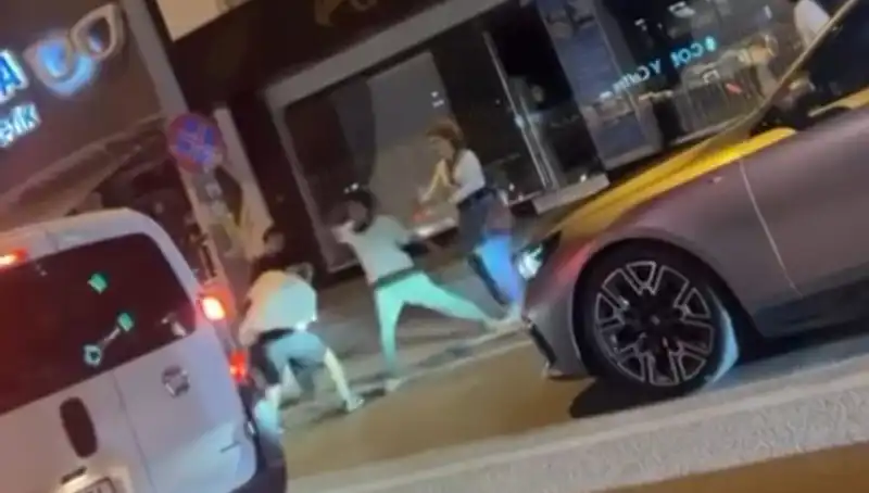Cadde Boks Ringine Dönüştü: İstanbul'da Görülmemiş Yumruklar Havada Uçuştu