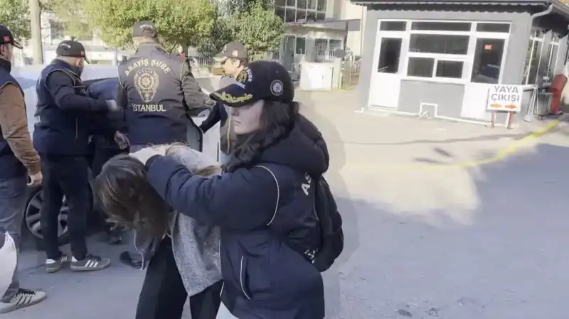 İstanbul’da Suç Örgütlerine Müthiş Operasyon: İki Kadın Tetikçi Ele Geçirildi!