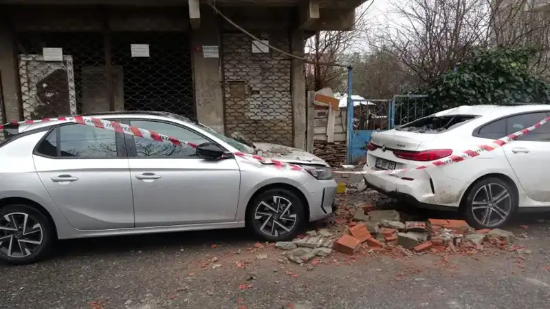 İstanbul'da Dört Katlı Bina Balkonu Düştü: Can ve Mal Kayıpları Var mı?