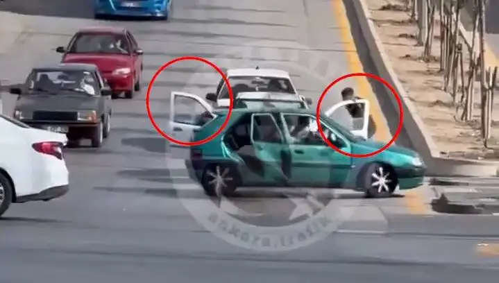 Trafikte Korkutan Saldırı: Bıçak ve Kılıçlarla Gelen Tehditler