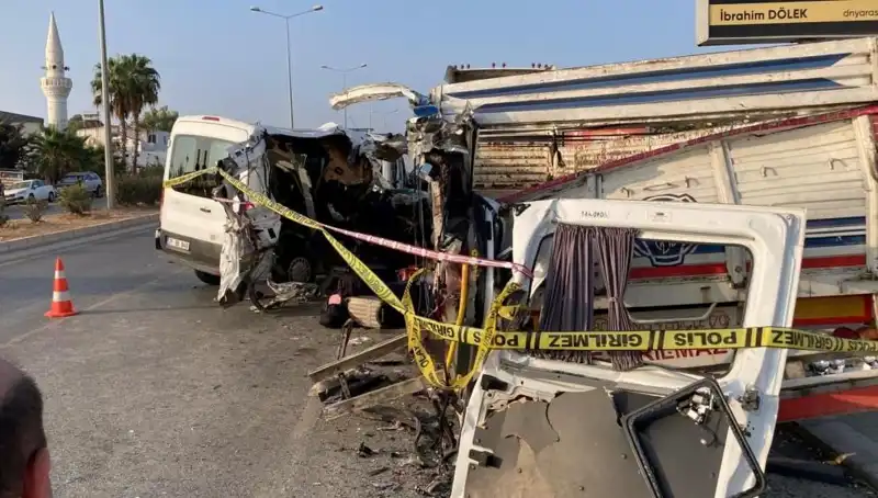 Mersin'de Tatil Yolu Üzerinde Meydana Gelen Feci Kaza: İki Ölü, 10 Yaralı