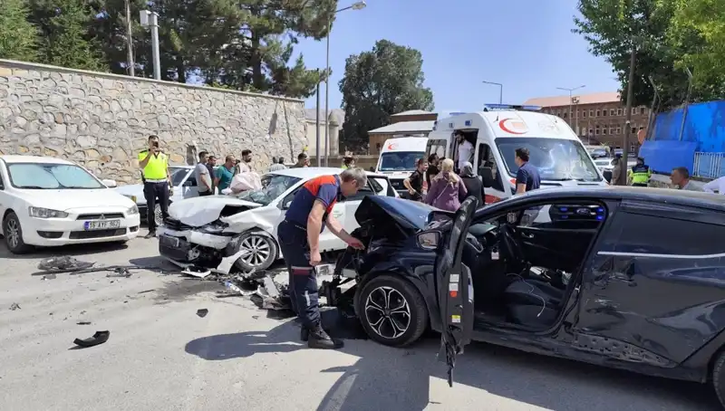Bitlis’te Feci Trafik Kazası: On Kişi Hastaneye Kaldırıldı!