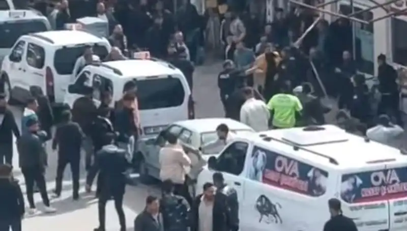 Erciş'te Taşlı Sopalı Kavga: 7 Kişi Gözaltına Alındı, Olayın Ardındaki Sebep Ne?