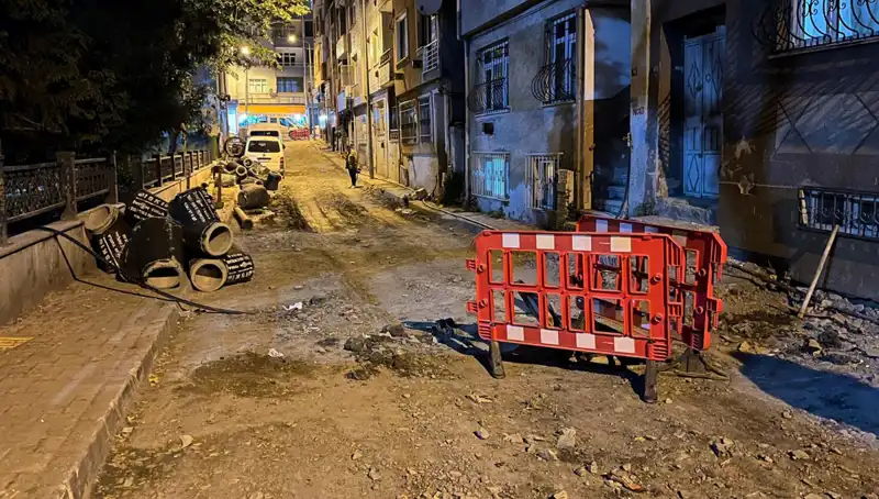 Bayrampaşa'da Altyapı Çalışmalarında Rögar Kapağı Patladı, İlgililer Harekete Geçti!