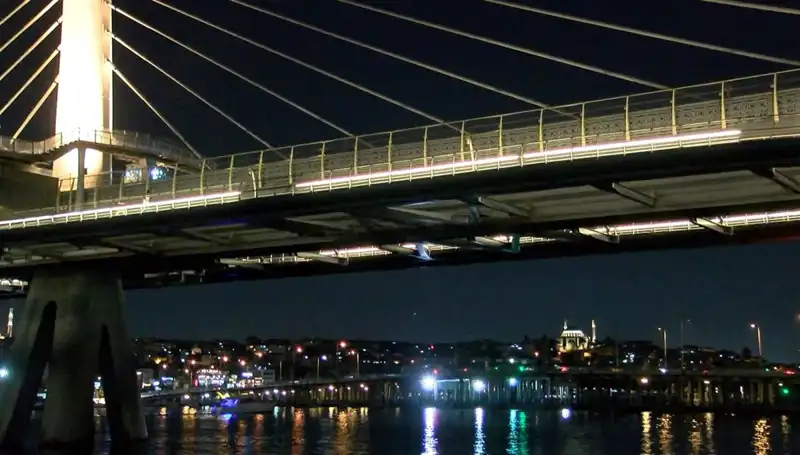 Metro Köprüsünden Denize Düşen Şahsı Kurtarma Çalışmaları Başladı