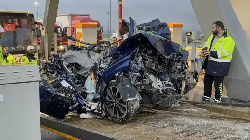 Silivri’de Otomobil Gişe ile Otobüs Arasına Sıkıştı: Korkunç Kaza!