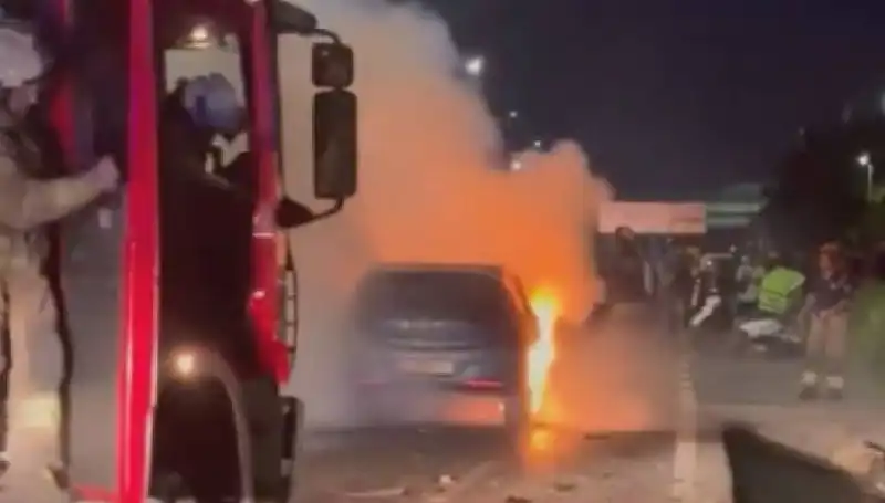Otoyolda Bariyerlere Çarpan Araçta Yangın Çıktı: Detaylar ve Yaşananlar