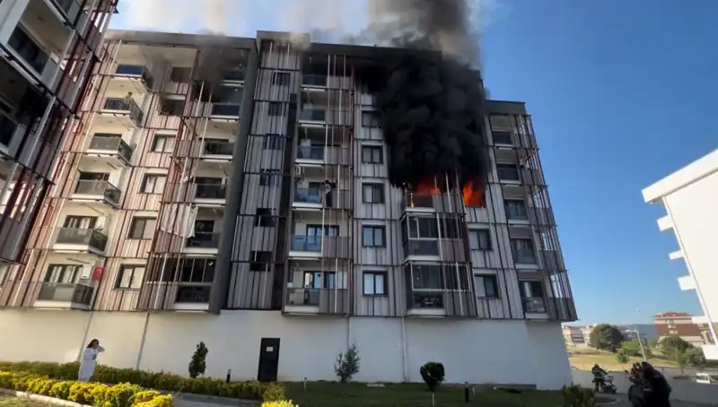 Çanakkale'de Gece Yarısı Yangın Panik Yarattı: Tüm Detaylar