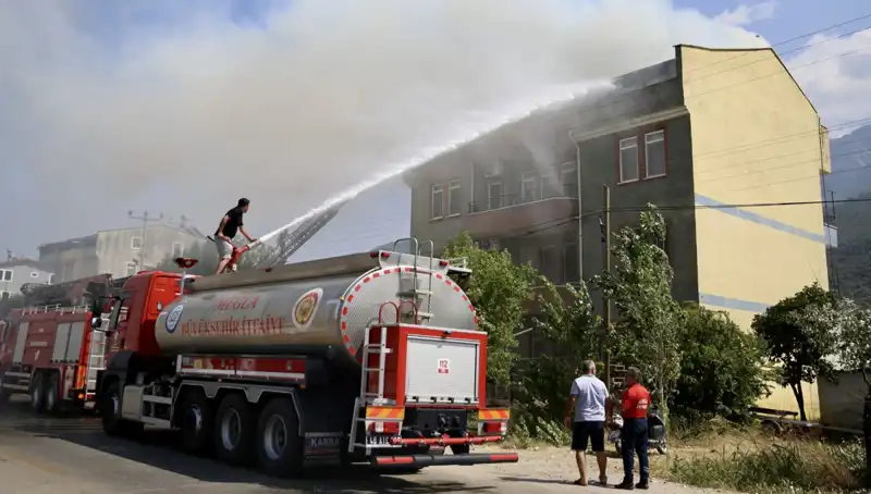 Çatı Katında Çıkan Yangın, Yerel Halkı Korku İçinde Bıraktı