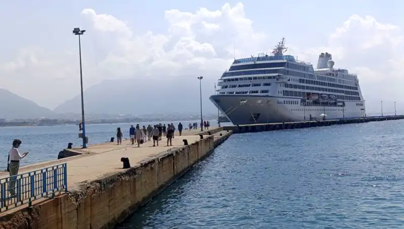 ABD'li Turistlerin Kruvaziyerle Alanya Ziyareti: Tarih ve Eğlence Dolu Bir Gün