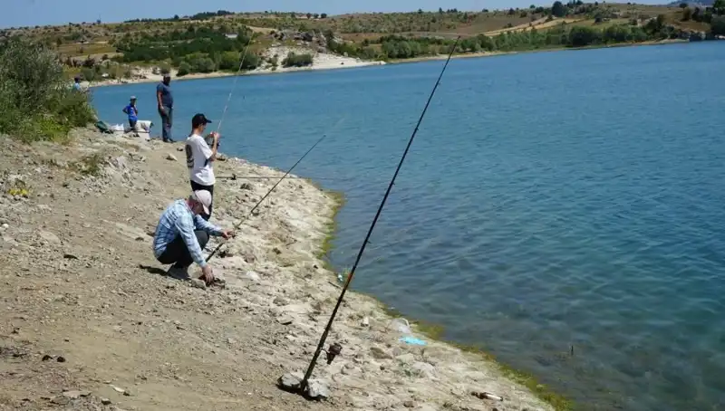 Baraj Kenarında Patlayan Kafesler, Kalabalığı Su Başına Koşmaktan Alıkoyamadı