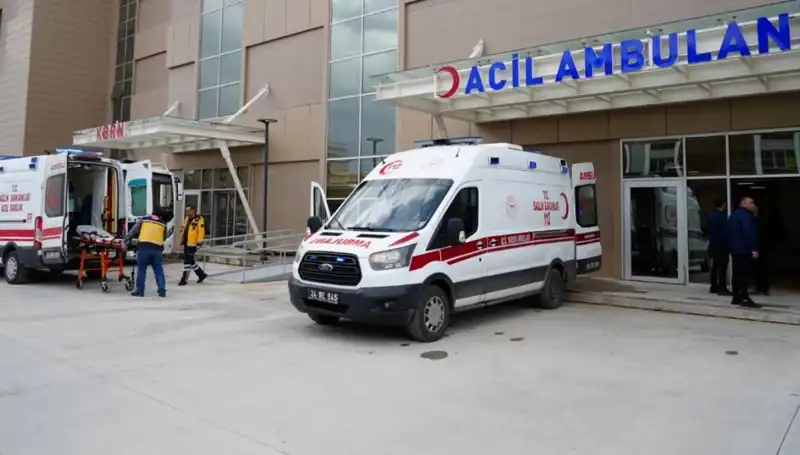 Erzincan'da Feci Kaza: Bir Kişi Hayatını Kaybetti, Üç Kişi Yaralı