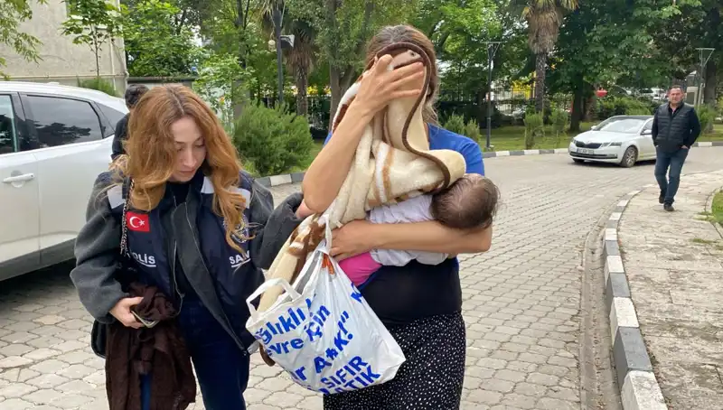 Evlerden Hırsızlık Yapan Kadın, Güvenlik Kamerasına Takıldı ve Yakalandı!