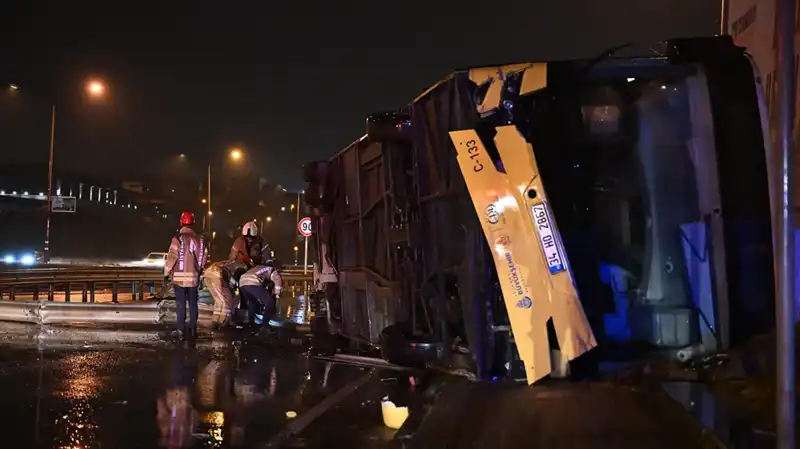 İstanbul’da Halk Otobüsü Devrildi: Korku Dolu Anlar