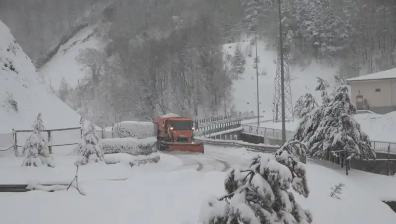 Bolu Dağı'nda Etkili Kar Yağışı: Kış Manzaraları ve Güvenlik Önlemleri