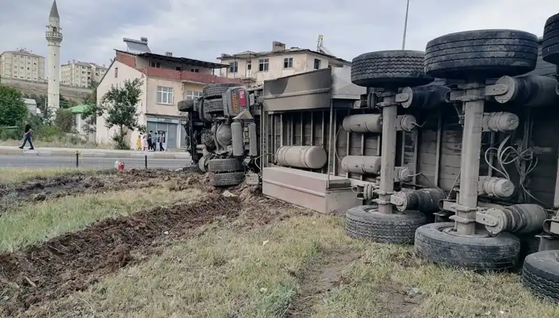 Freni Boşalan TIR Erzurum’da Feci Kazaya Neden Oldu, Olayın Ayrıntıları Şok Etti