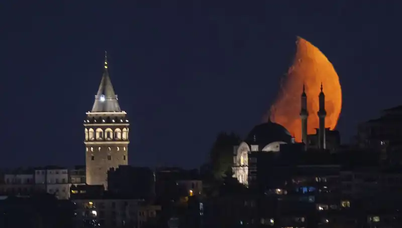 İstanbul'daki Yarım Ay Geçidi: Büyüleyici Bir Görsel Şölen