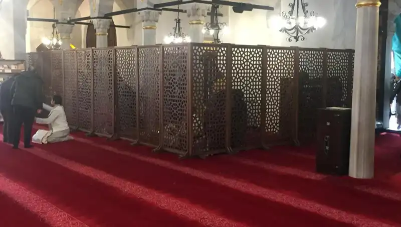Kadın ve Erkeklerin Teravihde Yan Yana Namaz Kılması: İnceleme ve Tartışmalar