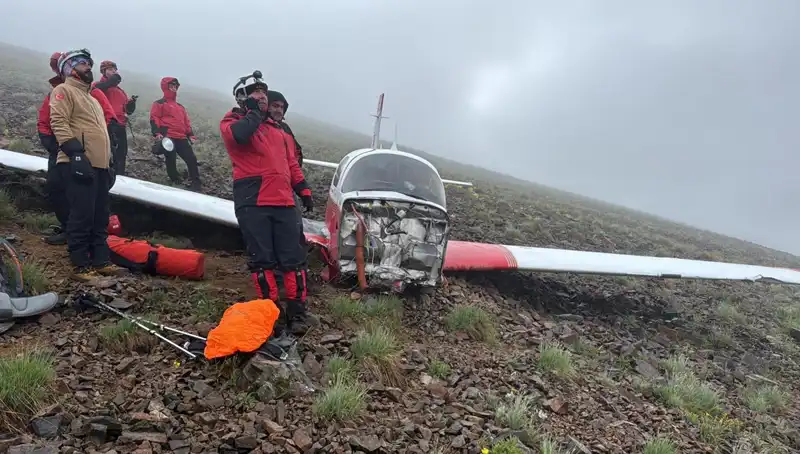 Türk Pilot Düşen Uçakta Hayatını Kaybetti, Kadın Yolcu Kurtuldu