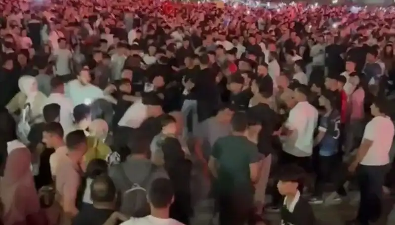 Konserde Bıçaklı Kavga: Üç Kişi Yaralandı, Olay Yerinden Kaçışlar Yaşandı