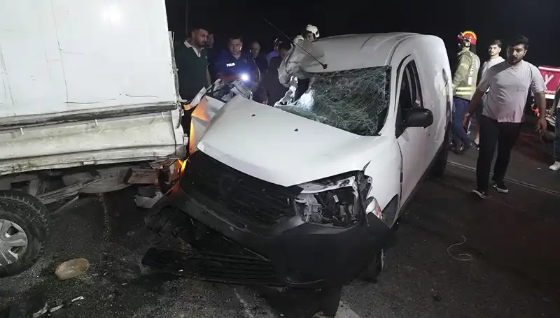 İstanbul’da Feci Kaza: 3 Kişi Yaralandı, Trafik Durma Noktasına Geldi!