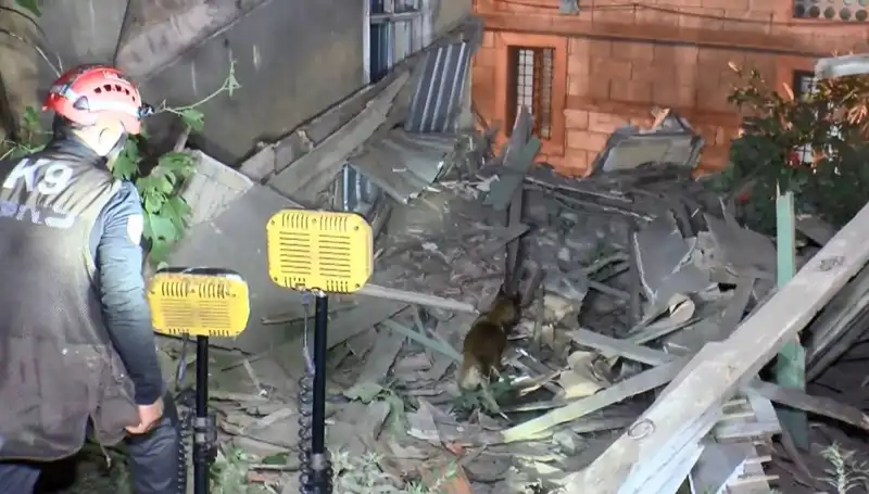 İstanbul'da Deprem Sonrası Çöken Bina, Korku Dolu Anların Yaşanmasına Neden Oldu
