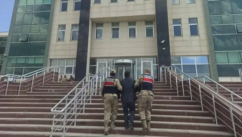 Hapis Cezasıyla Aranan Şüpheli, Saklandığı Yerde Eş zamanlı Operasyonla Yakalandı