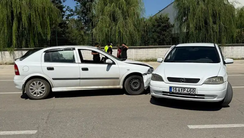 İki Otomobil Çarpıştı: Şehir Merkezinde Korkutan Kaza