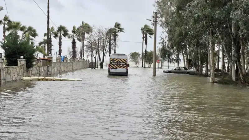 Göl Taşınca İlçenin Altı Suya Gömüldü: Araçlar ve Eşya Zarar Gördü