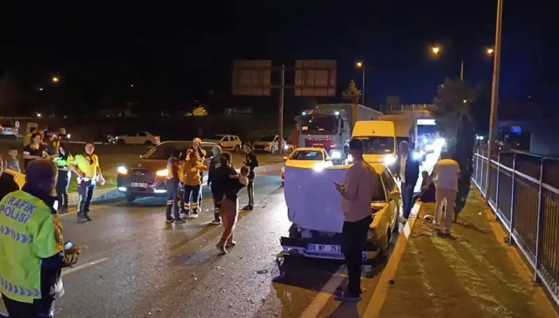 Otoyolda Gerçekleşen Tehlikeli Geri Dönüş Kazası: İkisi Çocuk Dört Yaralı