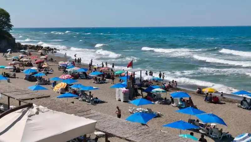 Akçakoca'da Yaz Sezonuna Olumsuz Etki: Deniz Yasağı Uygulaması Başladı