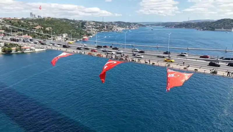 Türk Bayrağı, Köprüde Dalgalarla Salınmak İçin Asıldı