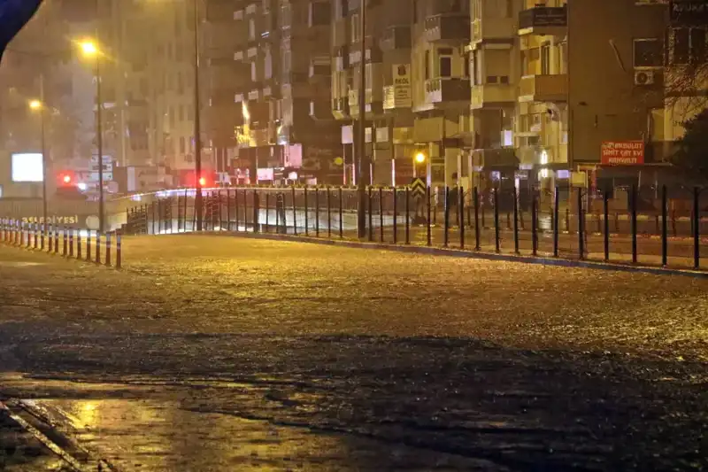 Antalya'da Aniden Bastıran Yağmur, Şehirde Hayatı Felç Etti!