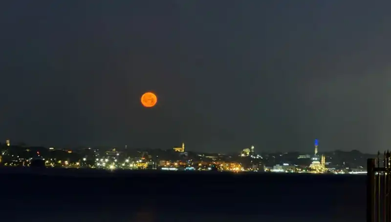 Çilek Dolunayı İstanbul Gökyüzünü Aydınlattı, Tabloluk Manzaralar Oluşturdu