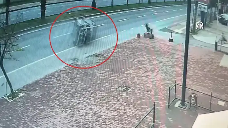 Güvenlik Kamerasında Görüntülenen Korkunç Kaza İki Kişiyi Yaraladı