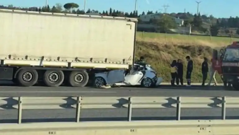Kuzey Marmara Otoyolu'nda Facia: Otomobil TIR'ın Altında Kaldı