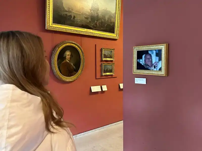 Eski Prens Andrew'un Polis Arabasındaki Fotoğrafı, Louvre'de Sergilenmeye Başladı