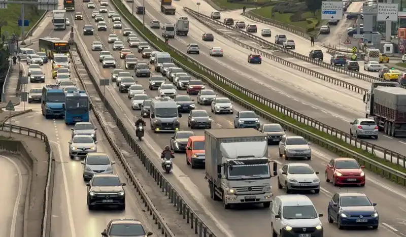 İstanbul Sabah Trafiğindeki Kaos: Anadolu Yakası'nda Araçlar Yavaş İlerliyor