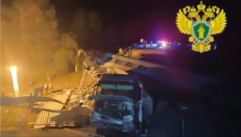 Rusya'da İki Köprünün Çökmesi ve Tren Kazası: 7 Kişi Hayatını Kaybetti