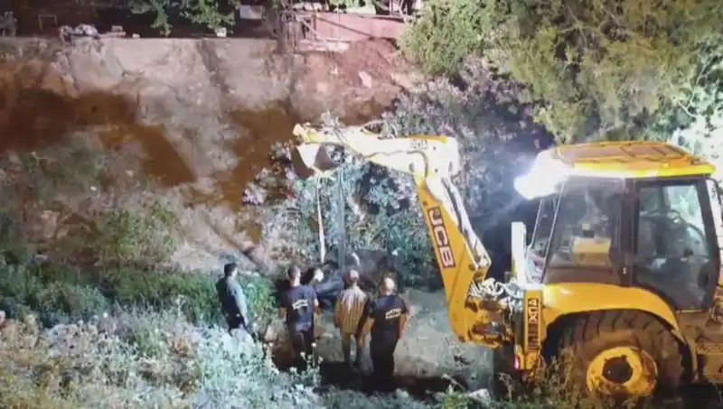 Hatay’da İneğe Ulaşılan Kurtarma Operasyonu Gözleri Doldurdu
