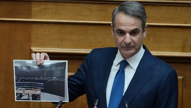 Yunanistan'da Siyasi Çalkantılar: Miçotakis Yönetimi Protestoların Gölgesinde Kaldı