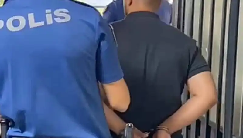 İzmir'de Polise Saldıran Şahıs Hızla Tutuklandı: Olayın Detayları Neler?