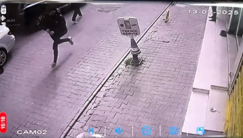 İstanbul'da Gün Ortasında Silahlı Saldırı: Bacağından Vurdular