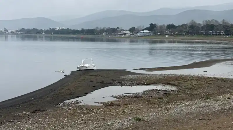 İznik Gölü'nde Kuraklık Alarmı: Yağışlara Rağmen Su Seviyesi Düşüyor!